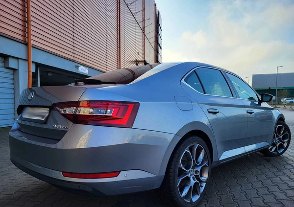 Skoda Superb cena 49900 przebieg: 300000, rok produkcji 2015 z Łasin małe 232